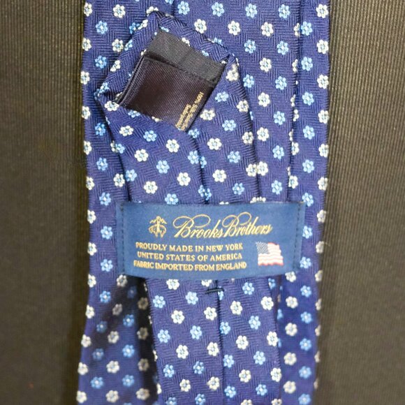 Brooks Brothers 100% Silk Blue Tie with Small Blue and White Flowers - 60" - Picture 4 of 5